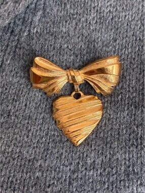 1986 Avon Heart Bow Pendant Brooch - I Love You Grandmother - Sentiment Pin
